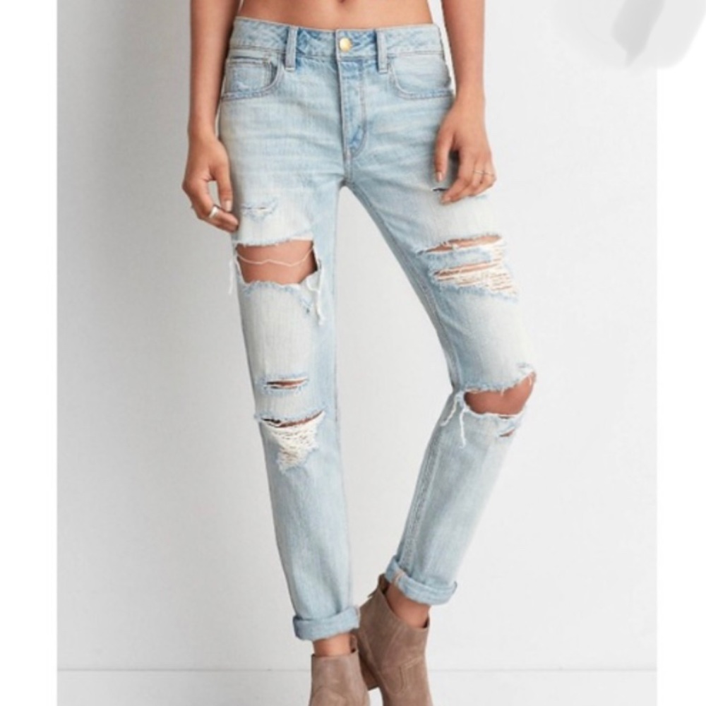 American Eagle Tomgirl Distressed Jean Light Wash